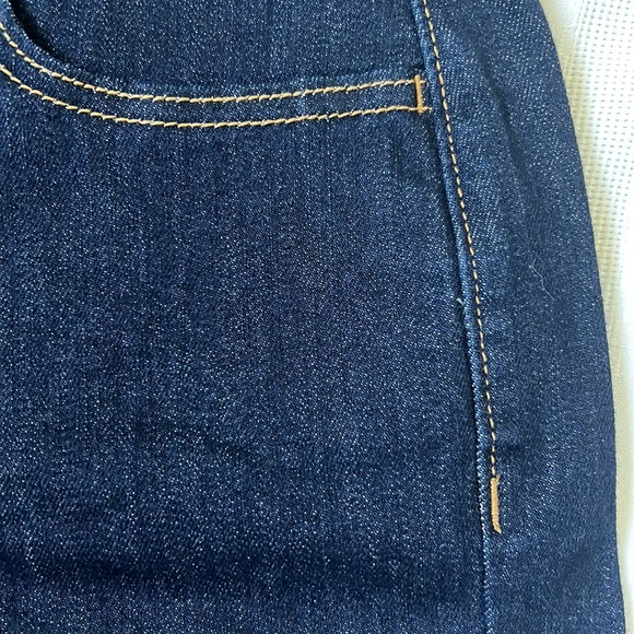 Old Navy | Size 4 Dark Wash High Rise Jean Shorts for Women with 7-inch Inseam - Picture 12 of 16